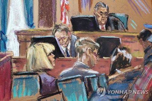 뉴욕남부연방지방법원의 루이스 캐플런 판사가 배심원단에게 숙의 과정에 대한 절차를 설명하고 있다.  [뉴욕 로이터=연합뉴스]